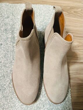 Women’s Suede Chelsea Boots in Light Beige